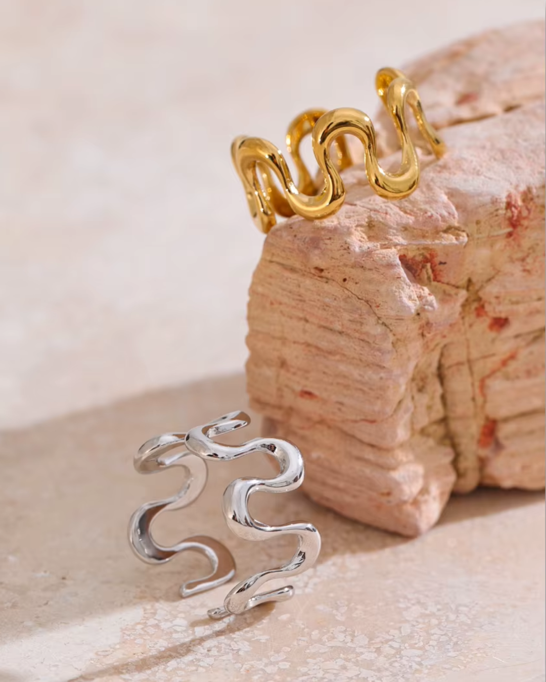 A rust-proof stainless steel ring with a wave-inspired, irregular open design. The adjustable band offers a chic, minimalist look, perfect for adding sophistication to any outfit.