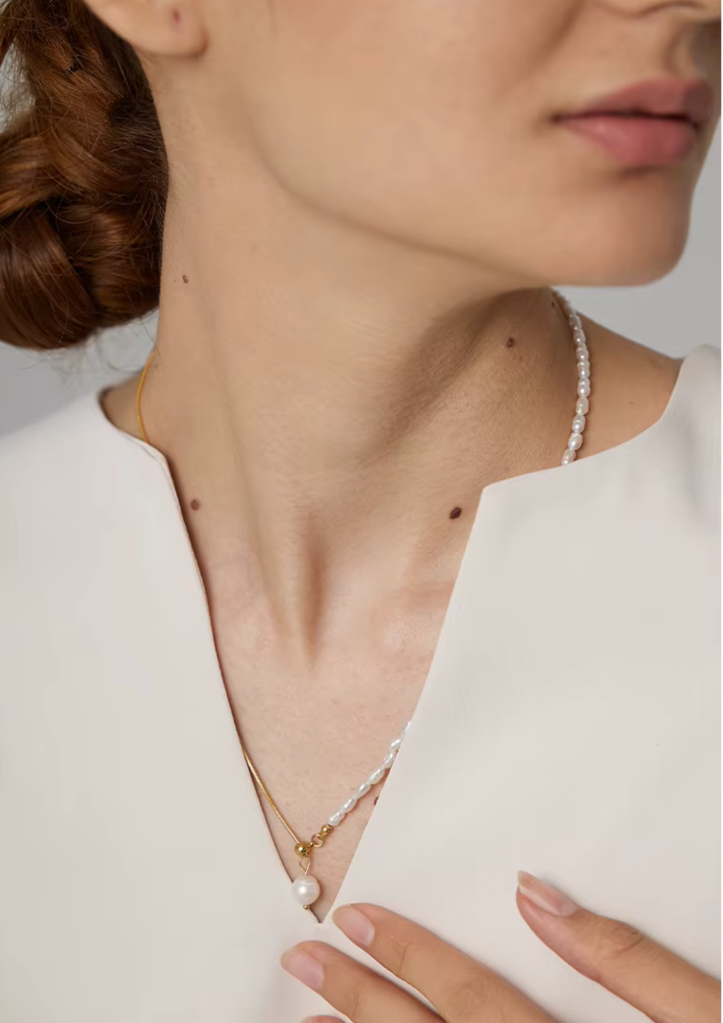 An elegant 18K metallic chain necklace featuring natural pearls and an adjustable zipper-like design for a custom fit. Waterproof and tarnish-resistant for lasting luxury.  