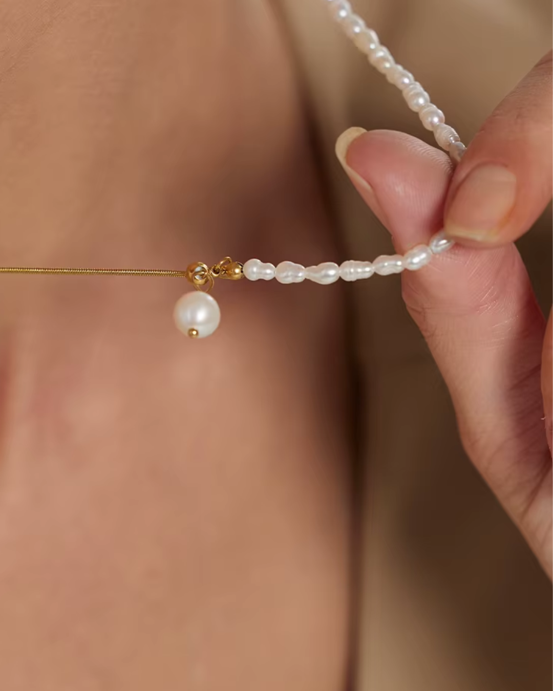An elegant 18K metallic chain necklace featuring natural pearls and an adjustable zipper-like design for a custom fit. Waterproof and tarnish-resistant for lasting luxury. 